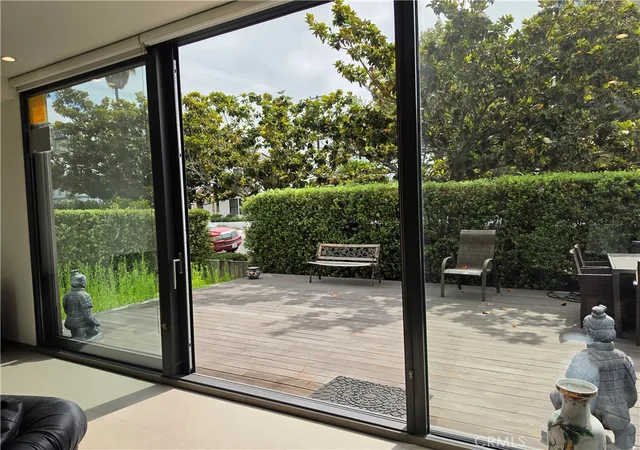 Photo 3 of Townhouse for sale at 9 Temple, Long Beach, CA 90803 | MLS# SB26180027 | Listing updated on 2026-10-10