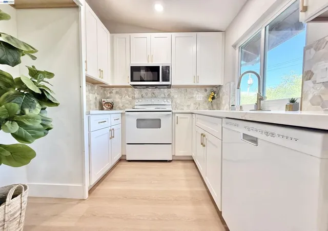 Listing Photo 4 - Condo for sale in building located at 136 Hackamore Ln, Fremont, CA 94539