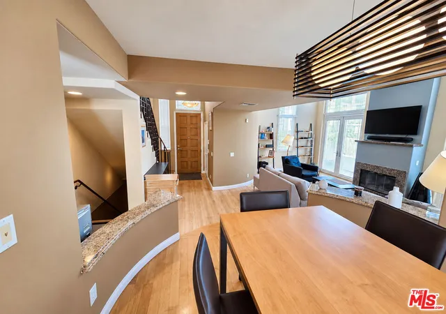 Listing Photo 5 - Condo for sale in building located at 1247 23Rd St, Santa Monica, CA 90404 - Unit #D