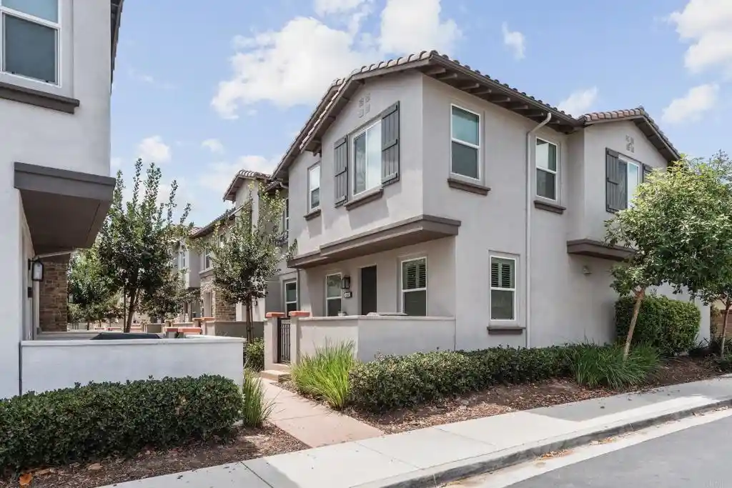 Townhouse for sale at 4136 Sitio Flor, Oceanside, CA 92057 | MLS# NDP2607757