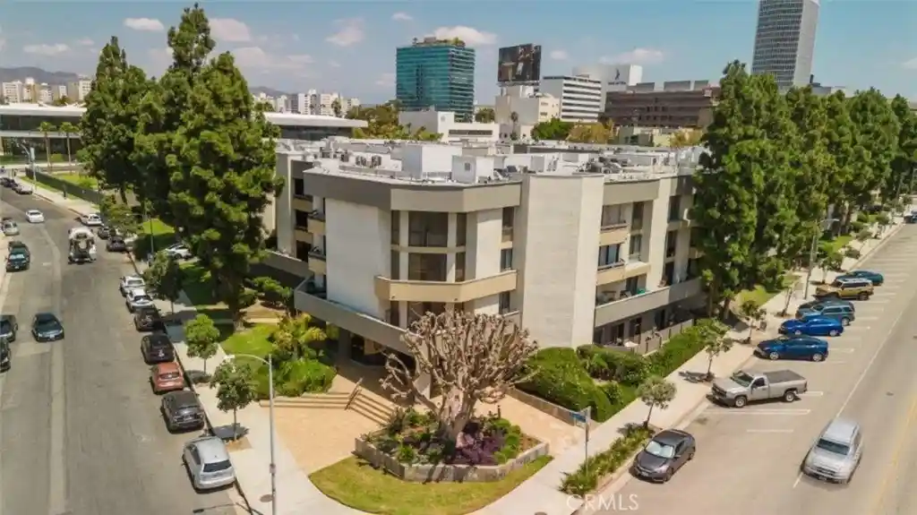Listing Photo 1 - Condo for sale in Wilshire Galleria Condominiums located at 750 S Spaulding Ave, Los Angeles, CA 90036 - Unit #215