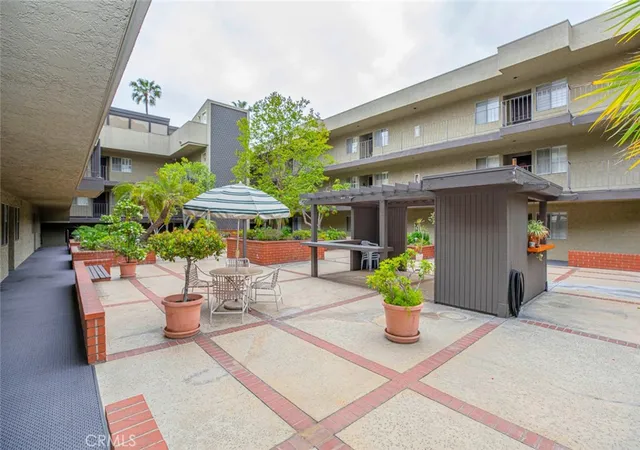 Photo 4 of Condo for sale at 125 W Mountain St #102, Glendale, CA 91202 | MLS# GD26179340 | Listing updated on 2026-09-25