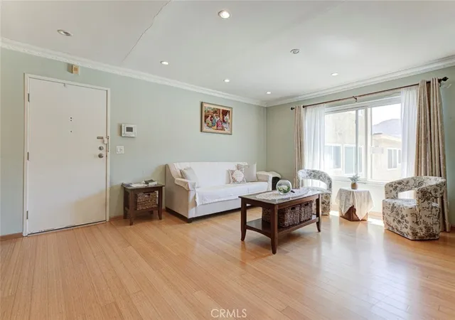 Listing Photo 5 - Condo for sale in building located at 3220 Altura Ave, Glendale, CA 91214 - Unit #217