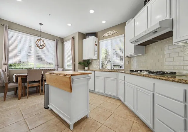 Listing Photo 5 - Condo for sale in building located at 817 Kalpati Cir, Carlsbad, CA 92008 - Unit #112
