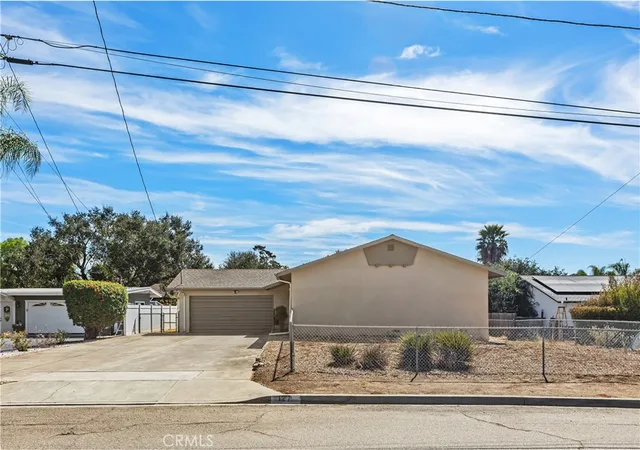 Photo 3 of Sale Pending at 127 Brandenburg Ln, Fallbrook, CA 92028 | MLS# SW26181871 | Listing updated on 2026-10-10