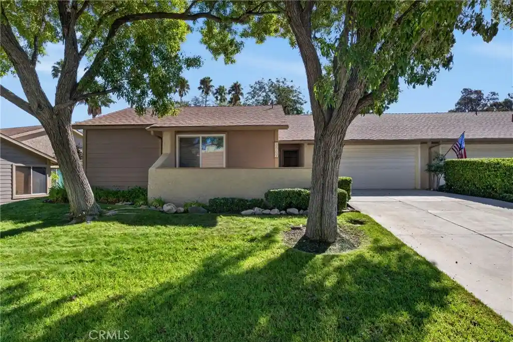 Townhouse for sale at 26105 Rainbow Glen Dr, Newhall, CA 91321 | MLS# SR26175334