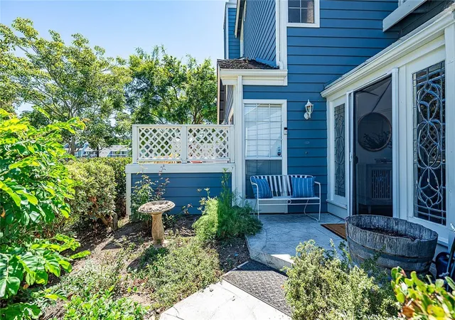 Photo 3 of Townhouse for sale at 421 Burlington Ct #101, Long Beach, CA 90803 | MLS# PW26181210 | Listing updated on 2026-10-12