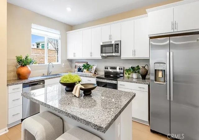 Listing Photo 3 - Condo for sale in building located at 1743 Phantom Ln, Rialto, CA 92376