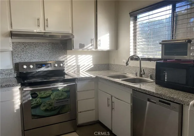 Listing Photo 4 - Condo for sale in building located at 192 Streamwood, Irvine, CA 92620