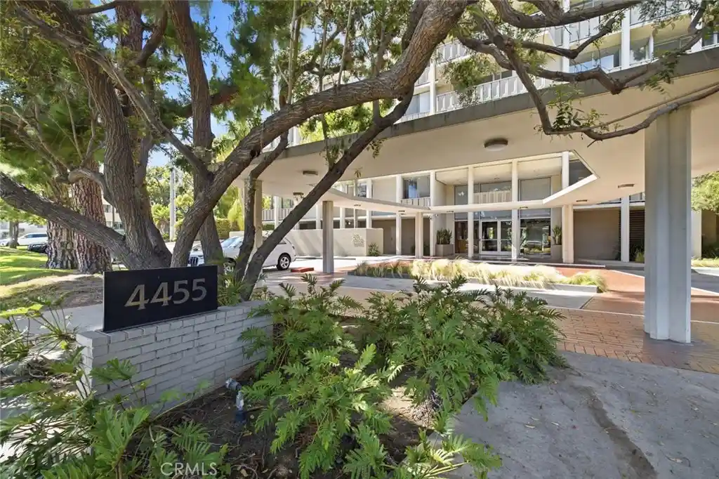Listing Photo 2 - Condo for sale in 4455 Los Feliz Blvd located at 4455 Los Feliz Blvd, Los Angeles, CA 90027 - Unit #601