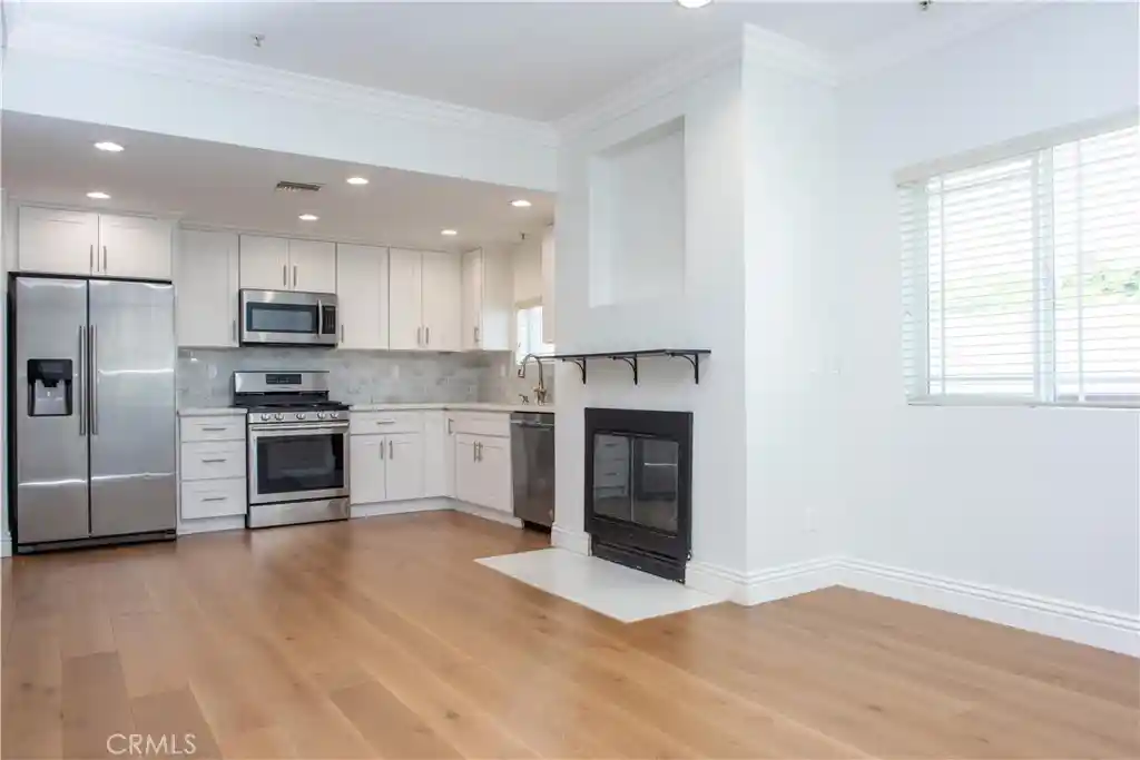 Listing Photo 2 - Condo for sale in 815 S Harvard Blvd located at 815 S Harvard Blvd, Los Angeles, CA 90005 - Unit #201
