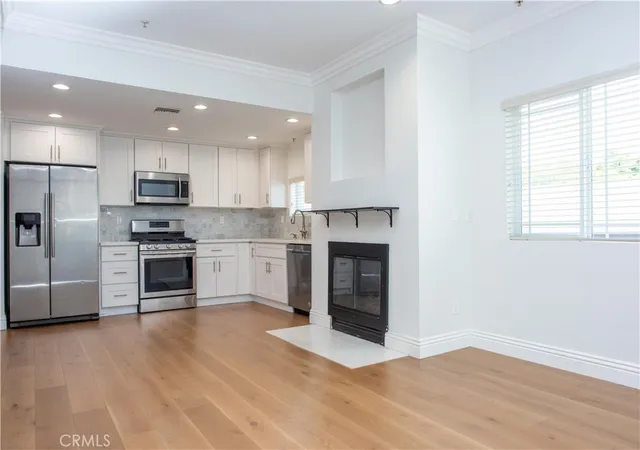 Listing Photo 2 - Condo for sale in building located at 815 S Harvard Blvd, Los Angeles, CA 90005 - Unit #201