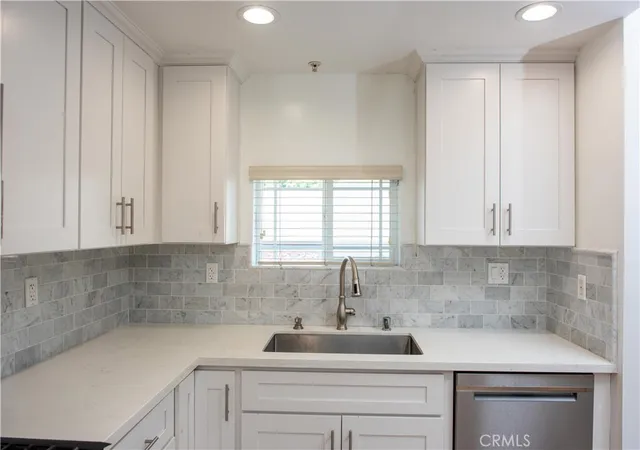 Listing Photo 3 - Condo for sale in building located at 815 S Harvard Blvd, Los Angeles, CA 90005 - Unit #201