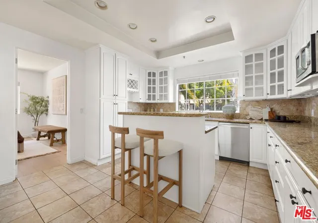 Listing Photo 5 - Condo for sale in building located at 2222 Neilson Wy, Santa Monica, CA 90405 - Unit #102
