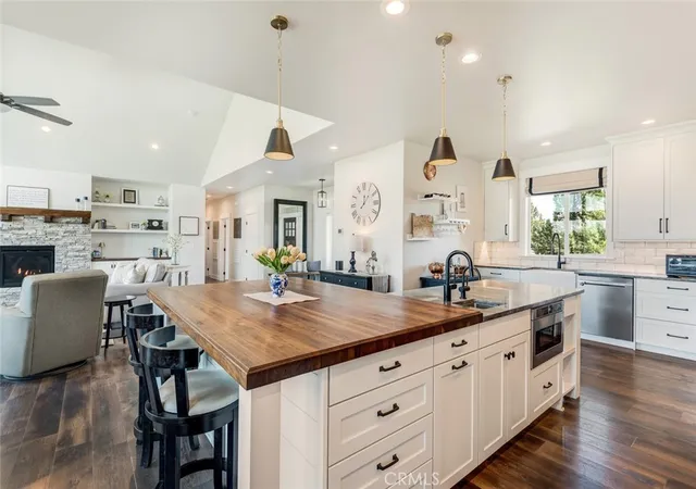 Photo 3 of Single family home for sale at 60870 Billadeau, Bend, OR 97702 | MLS# OC26182839 | Listing updated on 2026-10-08
