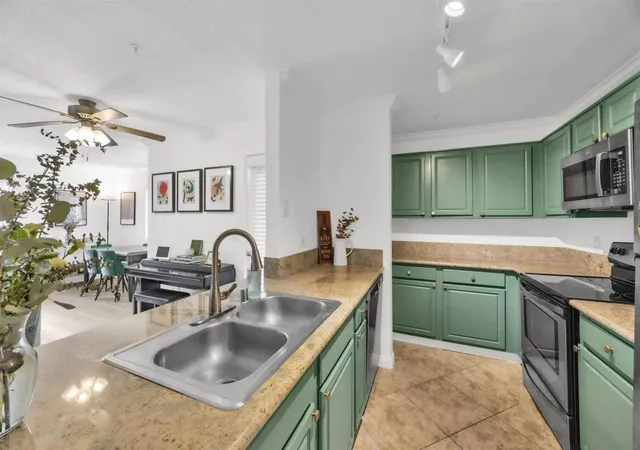 Listing Photo 4 - Condo for sale in building located at 8889 Caminito Plz Centro, San Diego, CA 92122 - Unit #7127