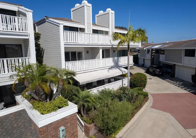 Listing Photo 3 - Condo for sale in building located at 1022 Bayside, Newport Beach, CA 92660 - Unit #510