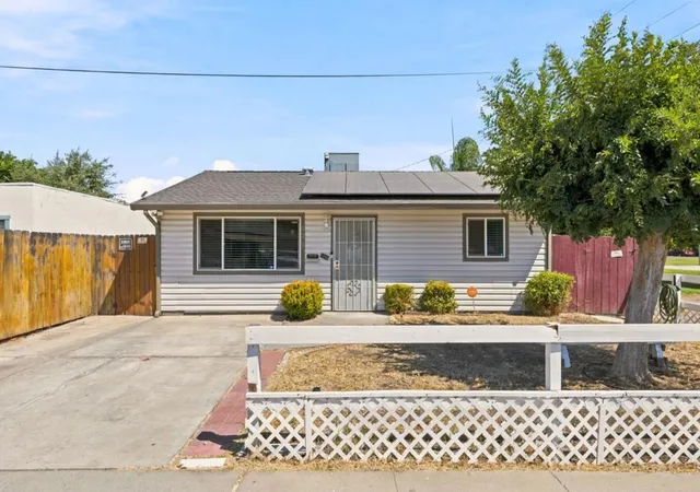 Single family home for sale at 521 Oregon St, Manteca, CA 95337 | MLS# ML82058444