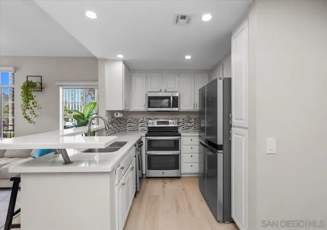 Listing Photo 5 - Condo for sale in building located at 2150 Camino De La Reina, San Diego, CA 92108 - Unit #4204