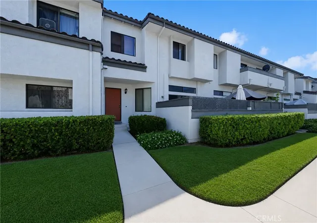 Condo for sale at 32 Brownfield Ln, Pomona, CA 91766 | MLS# AR26183121