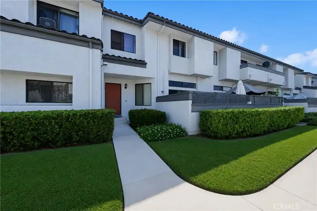 Condo for sale at 32 Brownfield Ln, Pomona, CA 91766 | MLS# AR26183121