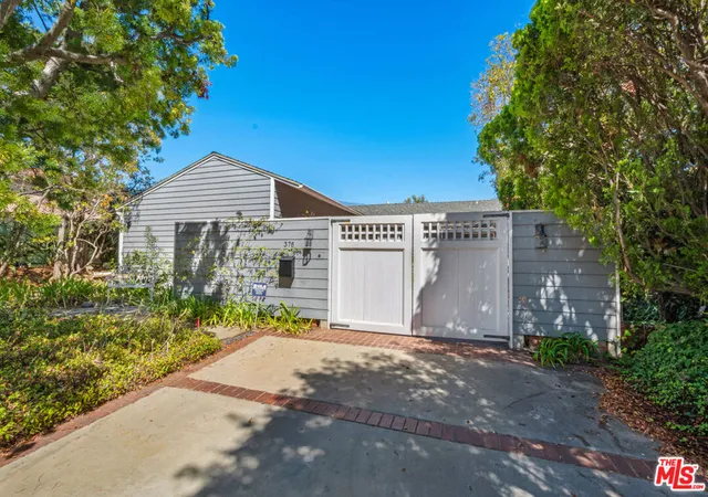 Photo 3 of Sale Pending at 376 N Bonhill Rd, Los Angeles, CA 90049 | MLS# 26875265 | Listing updated on 2026-09-10