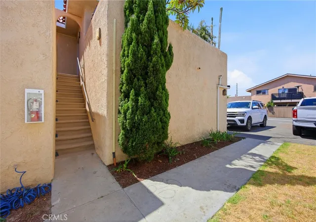 Photo 3 of House for sale at 1501 Huntington St, Huntington Beach, CA 92648 | MLS# OC26179357 | Listing updated on 2026-09-12