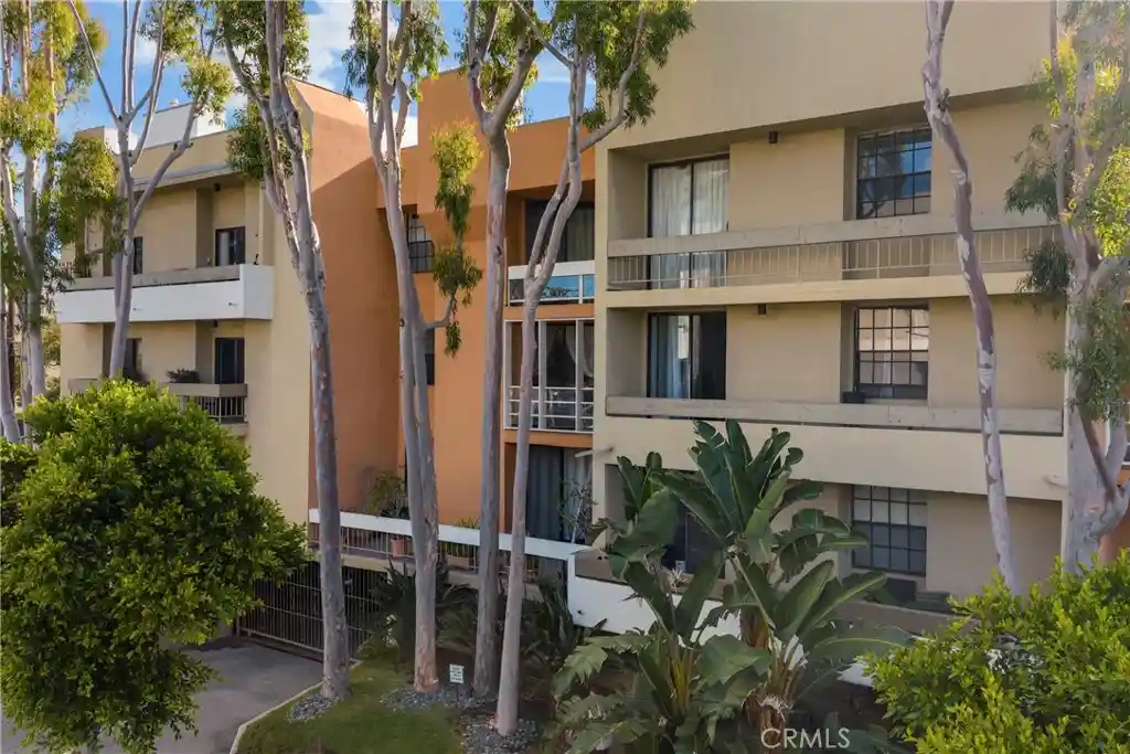 Photo 1 of Condo for sale at 740 N Kings Rd #208, Los Angeles, CA 90069 | MLS# AR26183104 | Listing updated on 2026-10-08