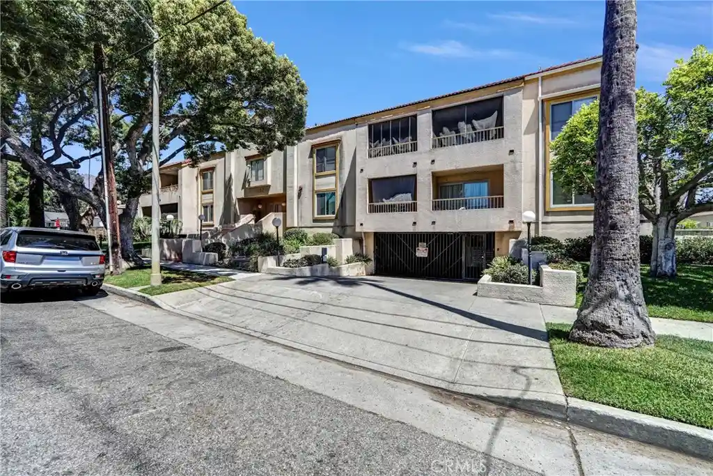 Listing Photo 2 - Condo for sale in 430 N Holliston located at 430 N Holliston, Pasadena, CA 91106 - Unit #104