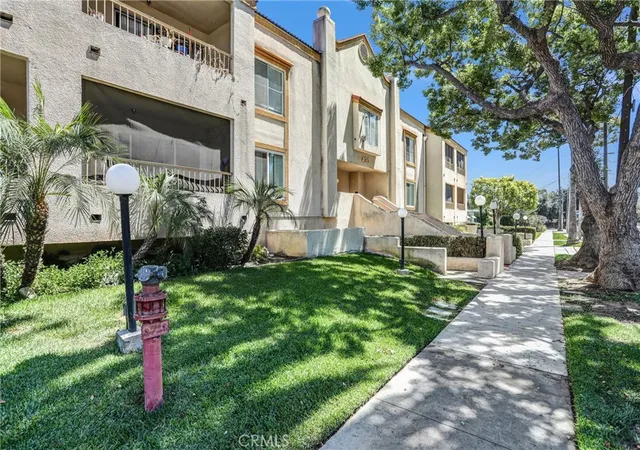 Listing Photo 4 - Condo for sale in building located at 430 N Holliston, Pasadena, CA 91106 - Unit #104