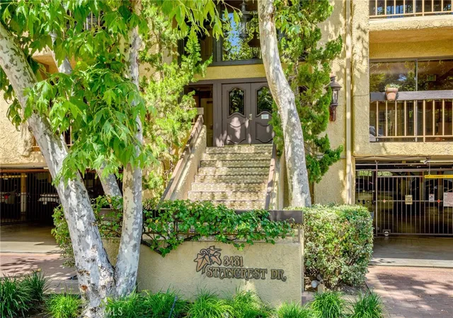 Listing Photo 2 - Condo for sale in building located at 3481 Stancrest Dr, Glendale, CA 91208 - Unit #206