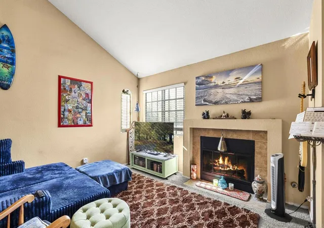 Listing Photo 5 - Condo for sale in building located at 1050 La Tortuga Dr, Vista, CA 92081 - Unit #40