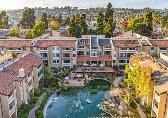 Listing Photo 3 - Condo for sale in building located at 1801 Diamond St, San Diego, CA 92109 - Unit #3-205