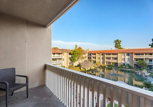 Listing Photo 4 - Condo for sale in building located at 1801 Diamond St, San Diego, CA 92109 - Unit #3-205