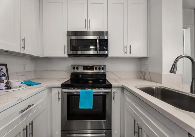 Listing Photo 5 - Condo for sale in building located at 1801 Diamond St, San Diego, CA 92109 - Unit #3-205