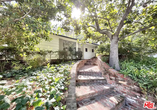 Photo 3 of Sale Pending at 10686 Somma Wy, Los Angeles, CA 90077 | MLS# 26875909 | Listing updated on 2026-10-02