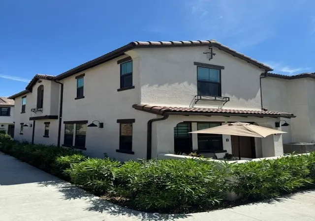 Townhouse for sale at 16100 Lumia, Fontana, CA 92336 | MLS# IV26183927