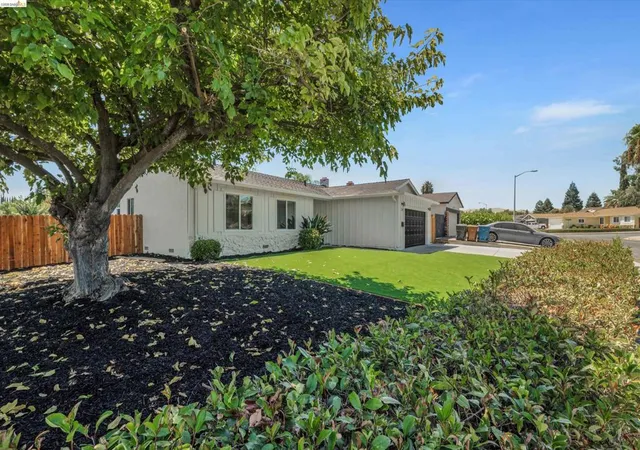 Photo 3 of Single family home for sale at 304 Huntington Dr, Antioch, CA 94509 | MLS# 41145952 | Listing updated on 2026-10-11