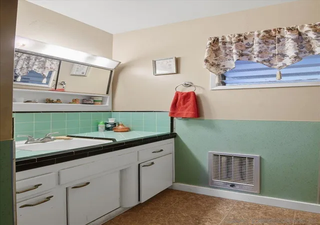 Photo 4 of Single family home for sale at 986 9Th St, Imperial Beach, CA 91932 | MLS# 260020690SD | Listing updated on 2026-08-31