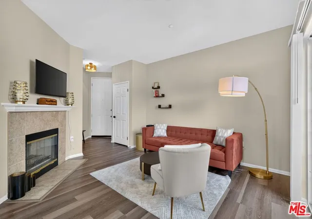 Listing Photo 5 - Condo for sale in Village Green located at 4600 Don Lorenzo Dr, Los Angeles, CA 90008 - Unit #4