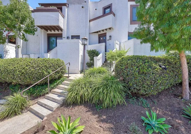 Listing Photo 2 - Condo for sale in building located at 2232 Caminito Pajarito, San Diego, CA 92107 - Unit #114