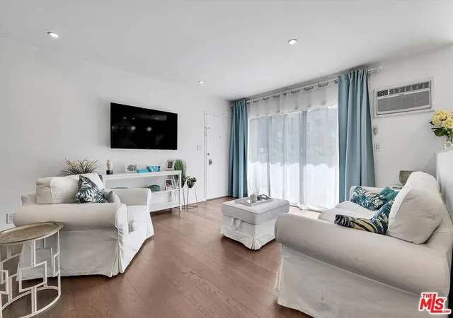 Listing Photo 2 - Condo for sale in building located at 1233 N Laurel Ave, West Hollywood, CA 90046 - Unit #114