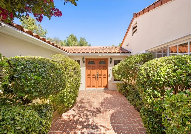 Photo 2 of Single family home for sale at 5220 Collier Pl, Woodland Hills, CA 91356 | MLS# SR26184455 | Listing updated on 2026-09-30