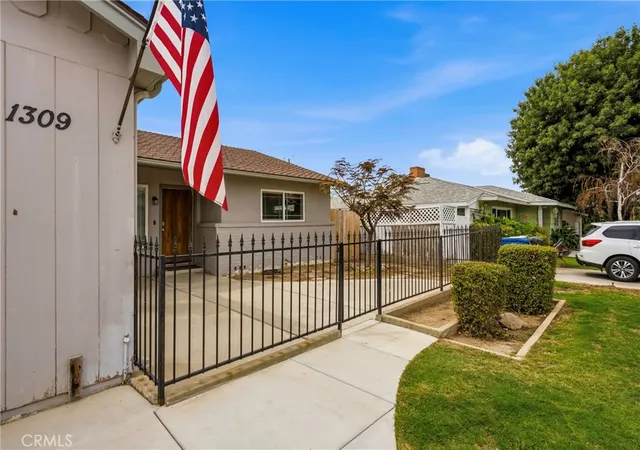 Photo 3 of Sale Pending at 1309 Shattuck Ave, Bakersfield, CA 93305 | MLS# OC26185695 | Listing updated on 2026-10-12
