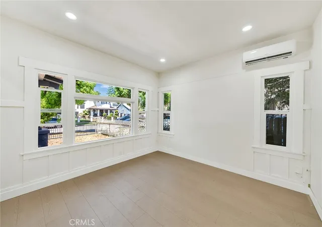 Photo 4 of Sale Pending at 1020 W 70Th St, Los Angeles, CA 90044 | MLS# WS26179155 | Listing updated on 2026-10-06
