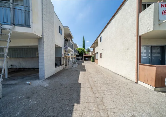 Photo 3 of Sale Pending at 14716 Magnolia Blvd, Sherman Oaks, CA 91403 | MLS# SR26185687 | Listing updated on 2026-09-10