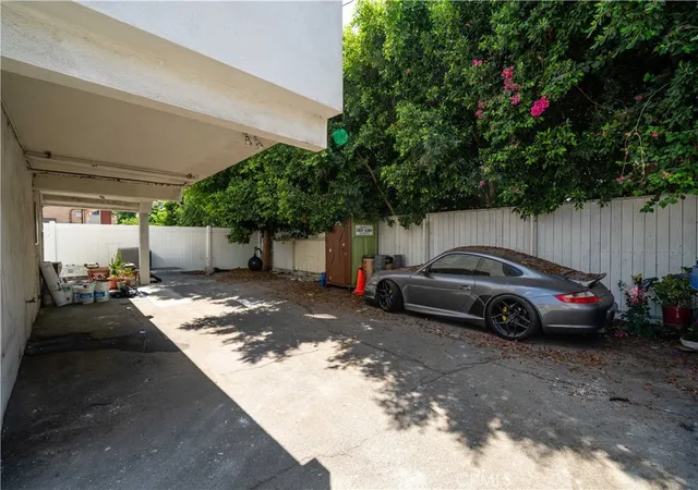 Photo 4 of Sale Pending at 14716 Magnolia Blvd, Sherman Oaks, CA 91403 | MLS# SR26185687 | Listing updated on 2026-09-10