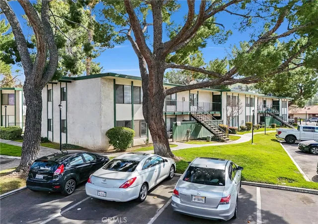 Listing Photo 2 - Condo for sale in building located at 1735 E Washington, Colton, CA 92324 - Unit #B28