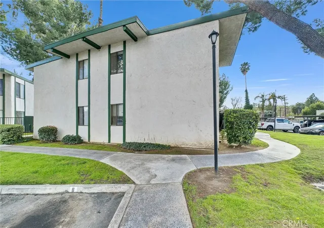 Listing Photo 5 - Condo for sale in building located at 1735 E Washington, Colton, CA 92324 - Unit #B28