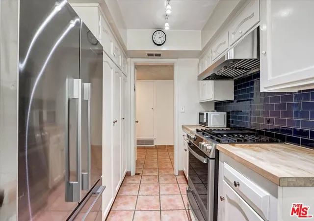 Listing Photo 1 - Condo for sale in building located at 6760 Hillpark Dr, Los Angeles, CA 90068 - Unit #408